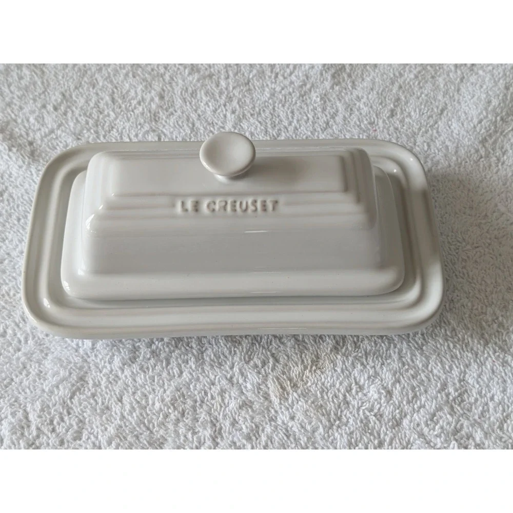Le Creuset Stoneware 1/4 Lb Stick Butter Dish With Knob Lid Cotton White CHIP